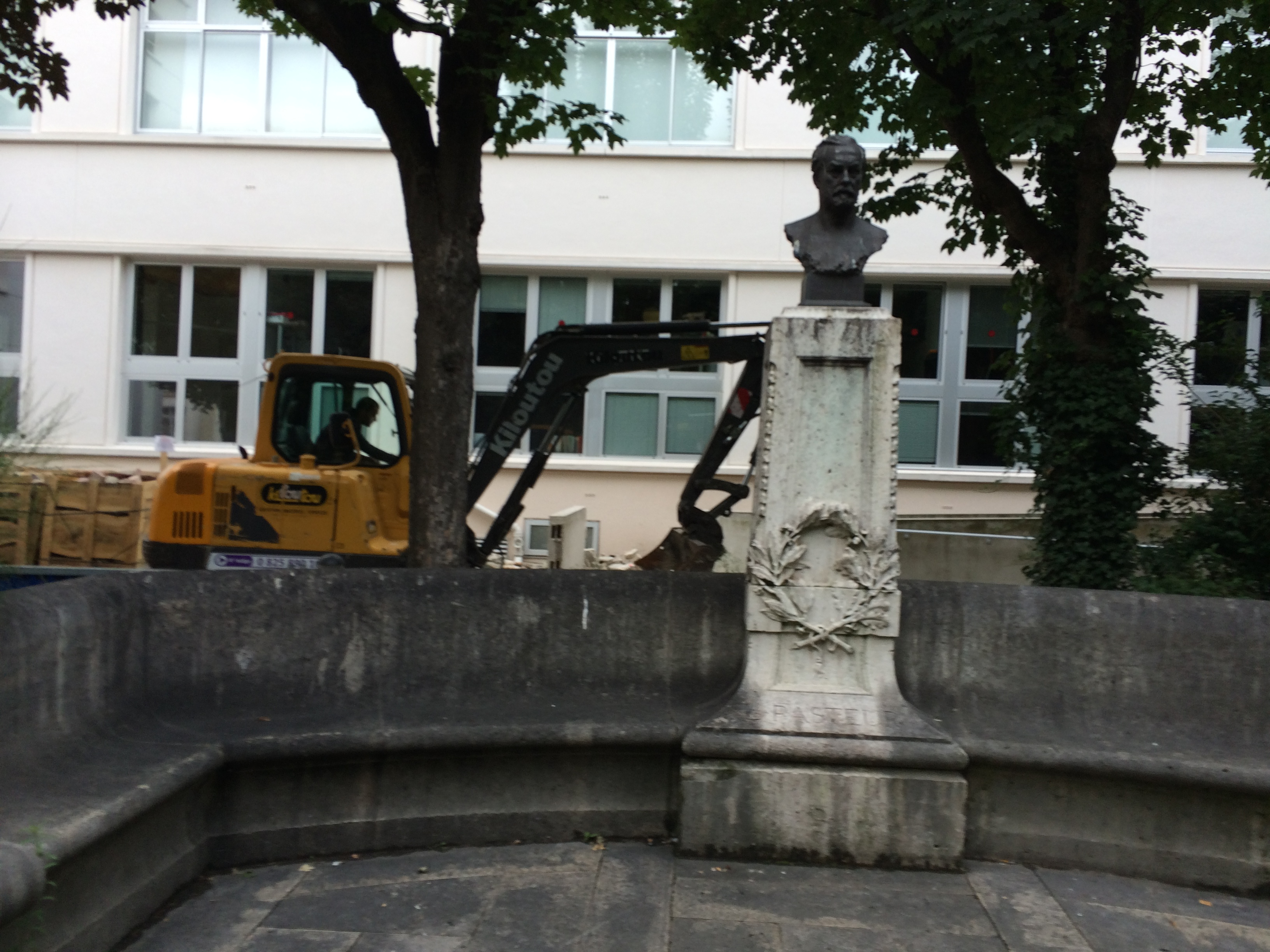 photo of a digger in the Cour Pasteur at the ENS.